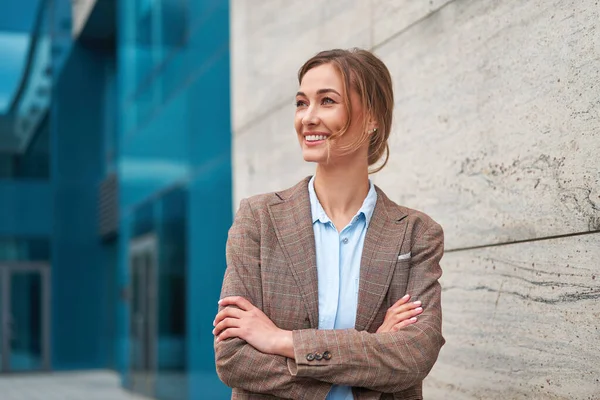 Mujer Negocios Exitosa Mujer Negocios Persona Pie Brazos Cruzados Aire — Foto de Stock