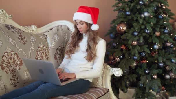 ผู้ใหญ่กลางหญิงสนุกกับการช้อปปิ้งคริสต์มาสออนไลน์จากบ้าน — วีดีโอสต็อก