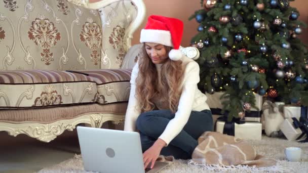 Взрослая женщина наслаждается покупками на Рождество онлайн из дома — стоковое видео