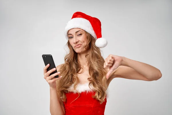 Woman Christmas Santa Hat Fehér Stúdió Háttér Smartphone Kezében Gyönyörű — Stock Fotó