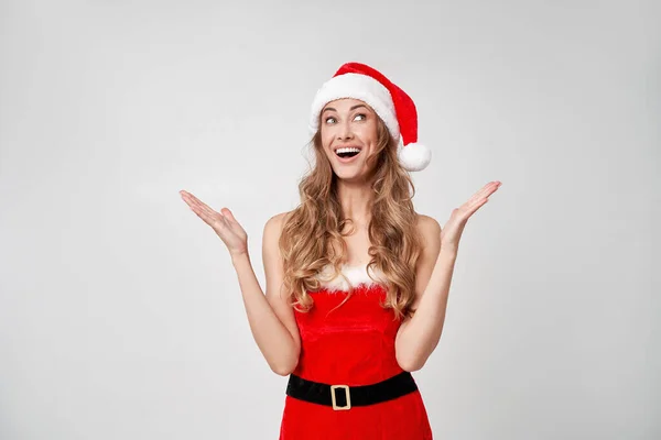 Mulher Natal Santa Chapéu Branco Estúdio Fundo Bonito Caucasiano Feminino — Fotografia de Stock