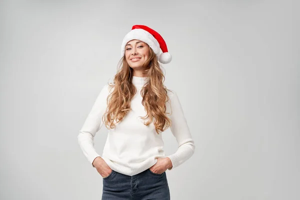 Mulher Natal Santa Chapéu Suéter Branco Estúdio Fundo Bonito Caucasiano — Fotografia de Stock