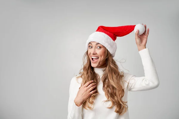 Mulher Natal Santa Chapéu Suéter Branco Estúdio Fundo Bonito Caucasiano — Fotografia de Stock