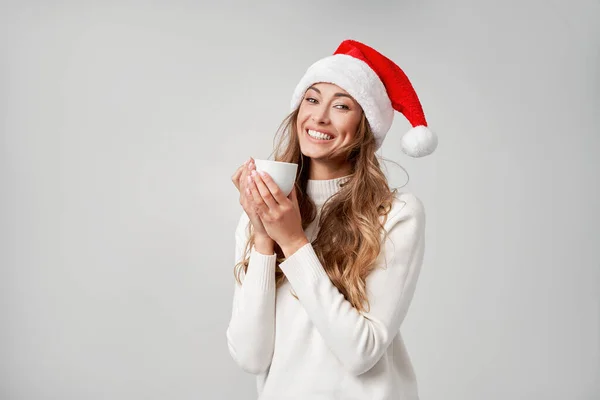 Mulher Natal Santa Chapéu Suéter Branco Estúdio Fundo Bonito Caucasiano — Fotografia de Stock