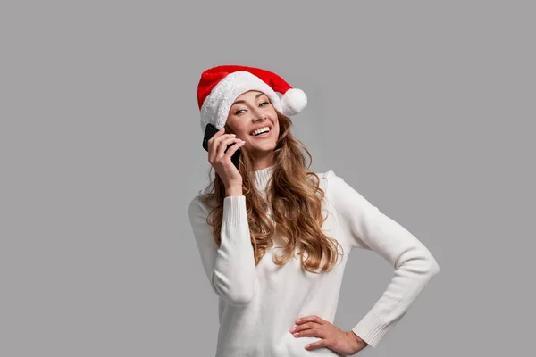 Woman Christmas Santa Hat Fehér Pulóver Fehér Stúdió Háttér Beszélő — Stock Fotó
