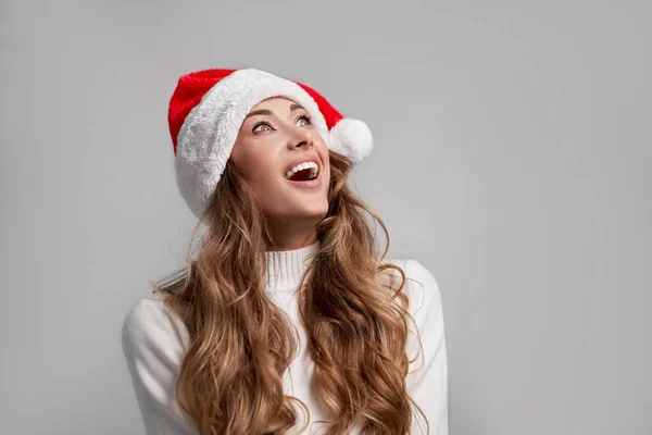 Kvinna Jul Santa Hat Tröja Vit Studio Bakgrund Vackra Kaukasiska — Stockfoto