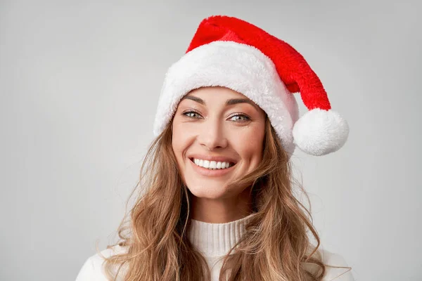 Mulher Natal Santa Chapéu Suéter Branco Estúdio Fundo Bonito Caucasiano — Fotografia de Stock