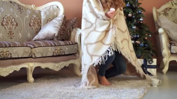 De vrouw blijft thuis tijdens de quarantaine. Zieke zieke persoon met hoofdpijn en loopneus gewikkeld deken zittende vloer Kerstvakantie met ziekte. — Stockvideo