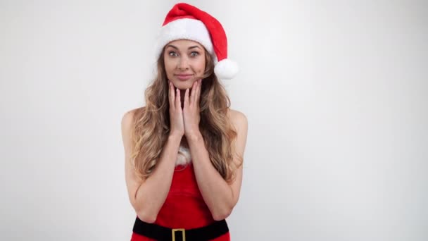 Mujer Navidad Santa Sombrero blanco fondo del estudio Wow Ganar premio — Vídeos de Stock