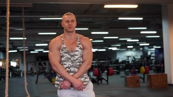 Muscular athletic bodybuilder fitness model standing gym — Stock Video