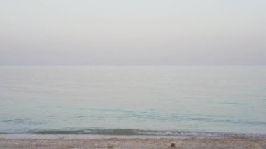 Sıcak yaz akşamlarında, dingin dalgalar Azov Denizi 'nde. Mor mavi bulutsuz gökyüzü. 