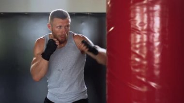 Boksör spor salonu kum torbası boksör kickboksör boks, kapalı alanda egzersiz. Dövüş için hazırlanan kalp egzersizi. 