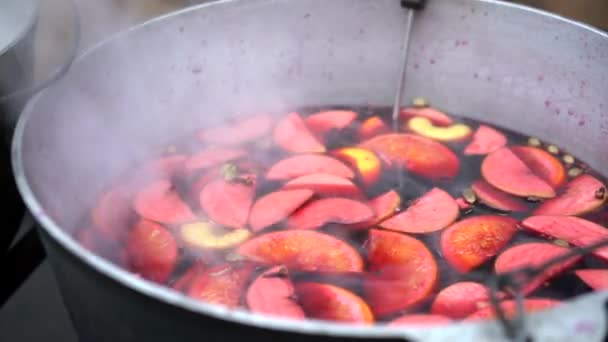Mulled wine Traditional Christmas fair market beverage — Stock Video