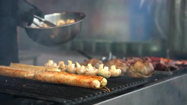 Vendedor ambulante a la parrilla surtido de embutidos de carne barbacoa y verduras — Vídeos de Stock