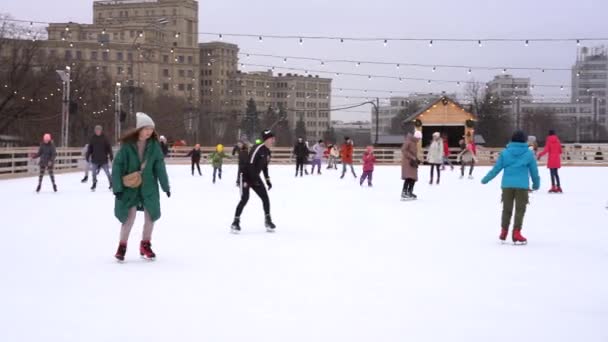 Ucrania Jarkov 05 enero 2021 Personas patinando pista de hielo pública en el parque central — Vídeo de stock