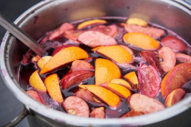 Sıcak şarabın yakın çekimi, büyük metal çaydanlıkta hazırlanmak, yukarıdan bakıldığında, geleneksel Noel fuarı içeceği 