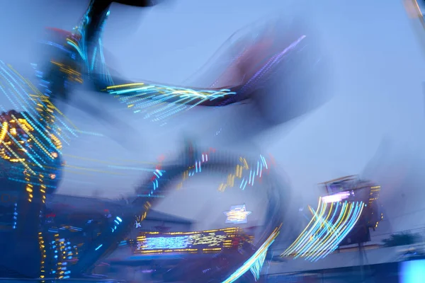 Rozmazaný Efekt Zábavního Parku Abstraktní Osvětlené Pozadí Spinning Rozostřené Karneval — Stock fotografie