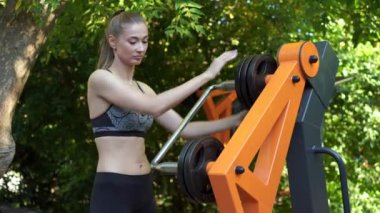 Spor kadın egzersiz makinesi açık hava spor salonu yaz parkı