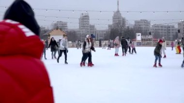 Ukrayna Kharkov 05 Ocak 2021 Central Park 'ta halk buz pateni pistinde 