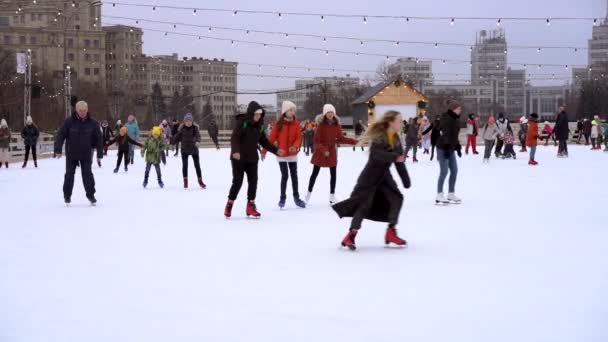 2021年1月5日乌克兰哈尔科夫中央公园的公众溜冰场 — 图库视频影像