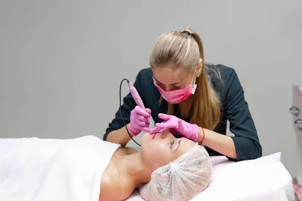 Cosmetology Cabinet Client Lies Couch Beautician Applies Permanent Ink Lips — Stock Photo, Image