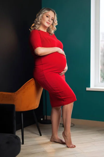 Femme Enceinte Posant Dans Une Robe Rouge Élégante Studio Intérieur — Photo