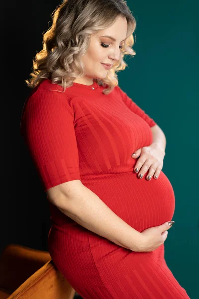 Kobieta Ciąży Pozowanie Eleganckiej Czerwonej Sukience Wewnątrz Studio Zielony Ściany — Zdjęcie stockowe
