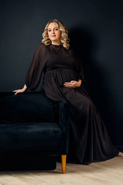 Schwangere Frau Posiert Einem Eleganten Schwarzen Kleid Drinnen Studio Schwarze — Stockfoto