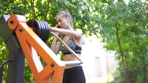 Spor kadın egzersiz makinesi açık hava spor salonu yaz parkı — Stok video