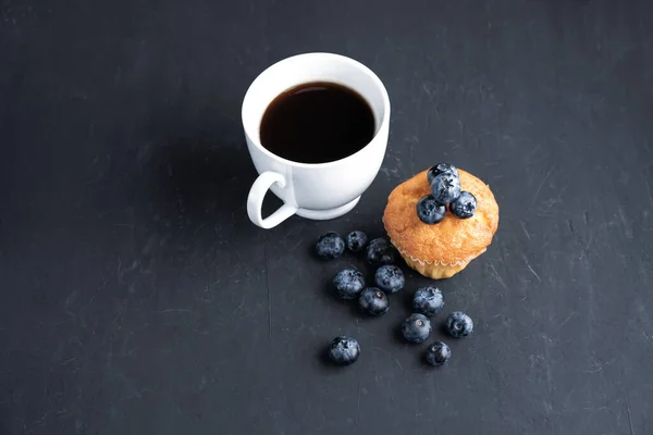 ブルーベリー抗酸化有機スーパーフードとコーヒーカップと甘いマフィン健康的な食事と食事の栄養のための概念暗い黒の背景の上のビュー — ストック写真