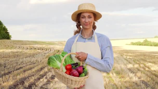 Жінка-фермер солом'яний капелюх фартух стоїть фермерські господарства посміхаючись Жінка-агроном спеціаліст сільського господарства агробізнес Щасливий позитивний кавказький працівник сільськогосподарського поля — стокове відео