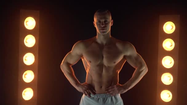 Efeito portátil Camera shifting Conceito de estilo de vida ativo. fisiculturista profissional mostrando corpo muscular perfeito — Vídeo de Stock