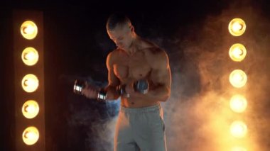 Genç dambıllar, pazı çalışması, dumanlı aydınlatma arka planı.