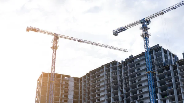 Construcción Con Grúa Construcción Cielo Nublado Sobre Fondo —  Fotos de Stock