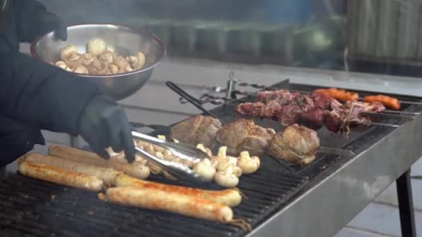 Street vendor grigliate assortiti barbecue salsicce di carne e verdure — Video Stock