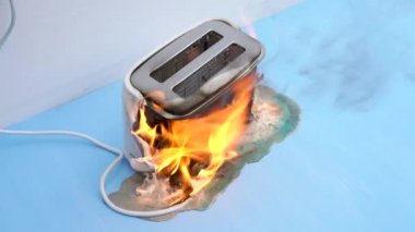 Tost makinesi yanıyor. Ev aletleri yangını tehlikesi..