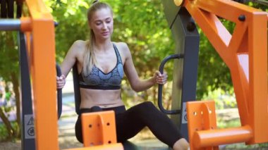 Spor kadın egzersiz makinesi açık hava spor salonu yaz parkı