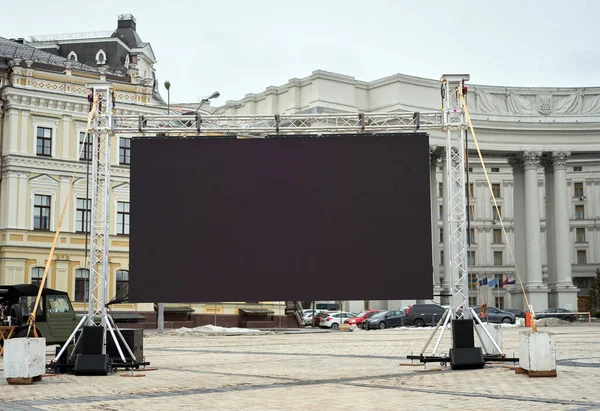 Kiev Reklamları şehir caddesinde duran büyük ekranlı konsept monitör. 