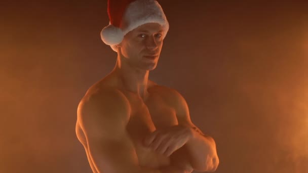 Homem de Natal chapéu de Papai Noel torso nu apontando para a cabeça com um dedo, ótima ideia ou pensamento, boa memória — Vídeo de Stock