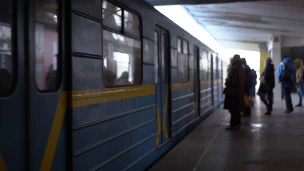 Ukraine Kiev Février 2021 Métro Métro Métro Personnes en attente de transport ferroviaire Mouvement lent — Video