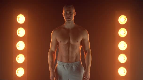 Concepto de estilo de vida activo. Culturista profesional mostrando un cuerpo muscular perfecto — Vídeo de stock