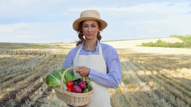 Mulher agricultor palha chapéu avental pé fazenda sorrindo Feminino agrônomo especialista agricultura agronegócio Feliz positivo caucasiano trabalhador campo agrícola — Vídeo de Stock