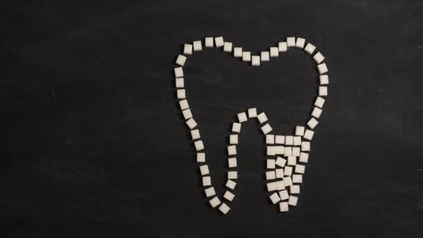 Ζάχαρη καταστρέψει σμάλτο των δοντιών οδηγεί αποσύνθεση των δοντιών κύβους ζάχαρης μορφή δοντιού σε μαύρο φόντο — Αρχείο Βίντεο