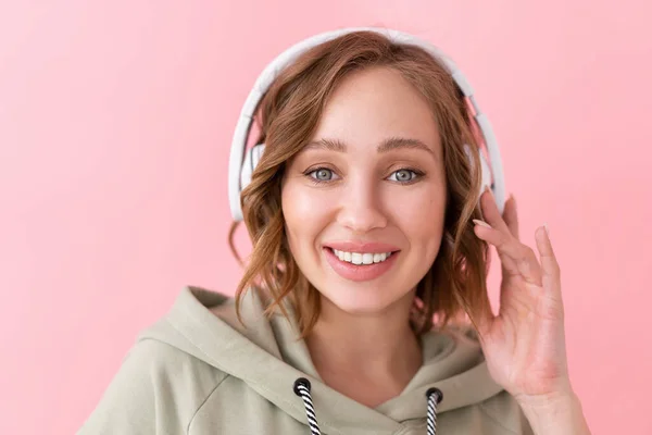 Gelukkige Tanden Glimlach Vrouw Luisteren Muziek Koptelefoon Blank Vrouw Genieten — Stockfoto