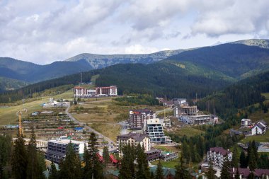 Bukovel, Ukrayna Ekim 2020 Sonbahar sezonu kayak merkezi Karpat Dağları, Ukrayna.