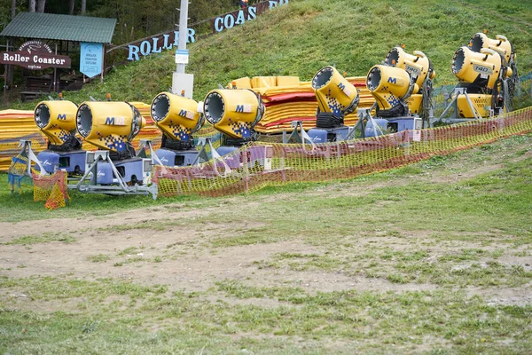 Bukovel Ukrajina Říjen 2020 Sněhová Děla Stojící Travnatá Podzimní Sezóna — Stock fotografie