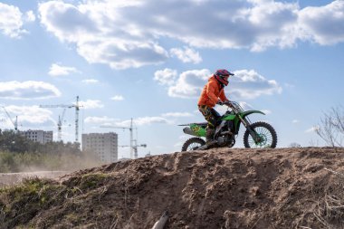 Harkov. Ukrayna Mart 2021 Moto Enduro bisiklet pisti dışında çapraz eğitim