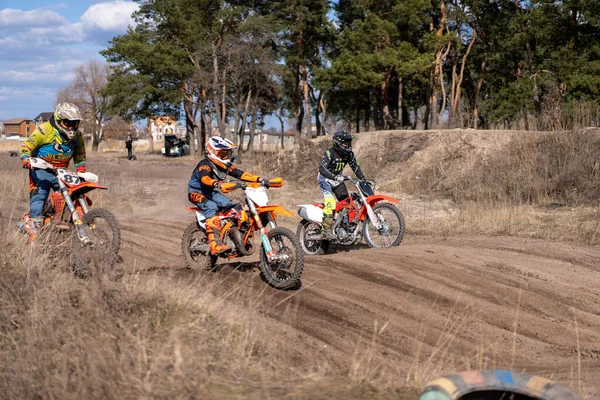 Charków. Ukraina marzec 2021 Moto cross training Przejażdżka rowerem Enduro off road track — Zdjęcie stockowe