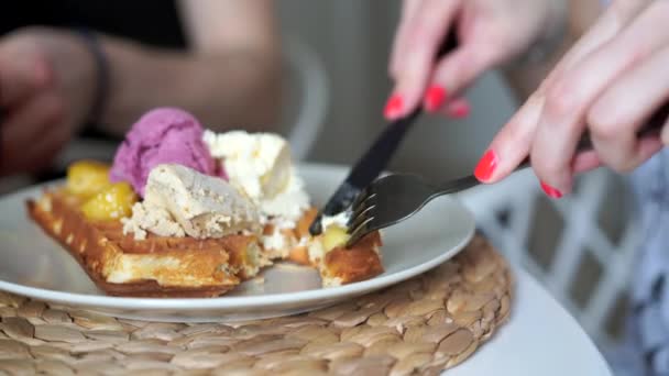 Doces waffles belgas com sorvete de frutas e limão cobrindo banana caramelizada fresca no prato branco do restaurante do café no verão de férias. Foco seletivo — Vídeo de Stock