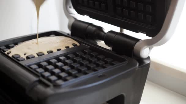 Machine à gaufrer liquide pour préparer le dessert à la gaufre belge à la sueur — Video